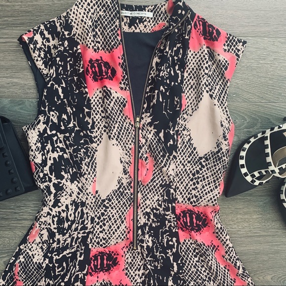 (Size XS) Collective Concepts Front Zip Dress - Picture 3 of 5